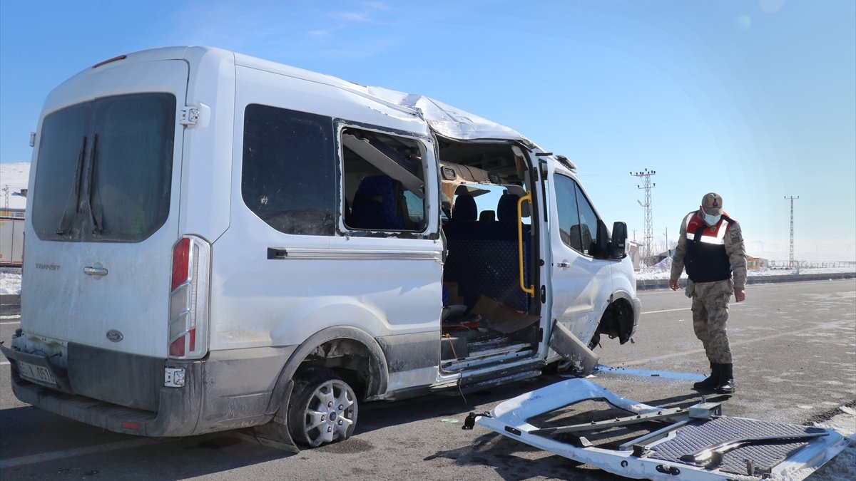 Van'da minibüsün devrilmesi sonucu 3'ü ağır 10 kişi yaralandı