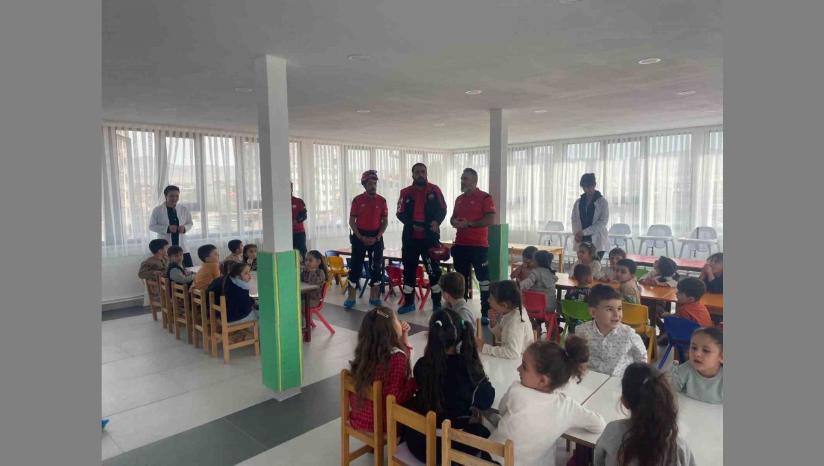 Van'da minik öğrencilere afet bilinci aşılandı