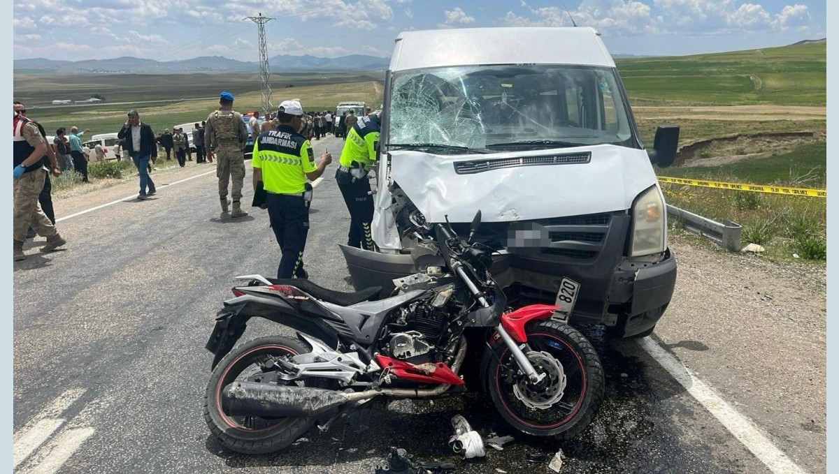 Van'da motosiklet ile minibüs çarpıştı: 2 ölü