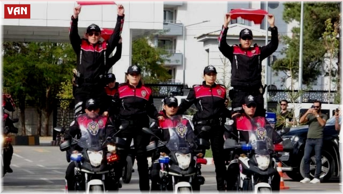 Van'da motosikletli polis timleri görevde