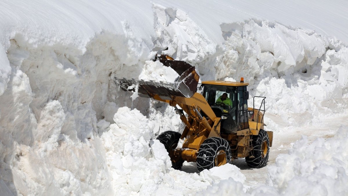 Van'da nisan ayında karla mücadele