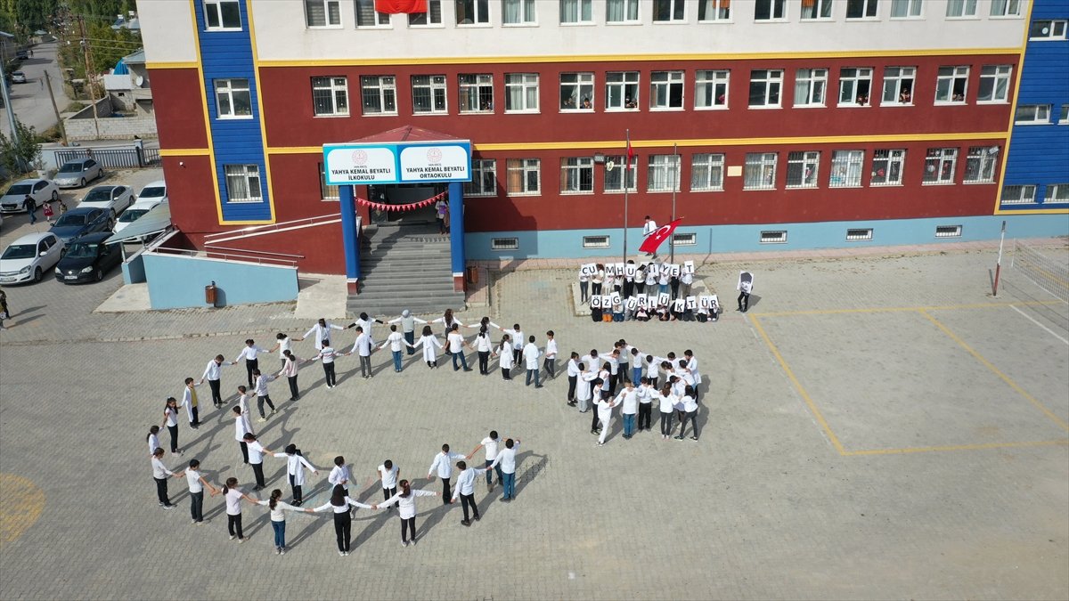 Van'da öğrenciler Cumhuriyet Bayramı için ay yıldızlı koreografi oluşturdu