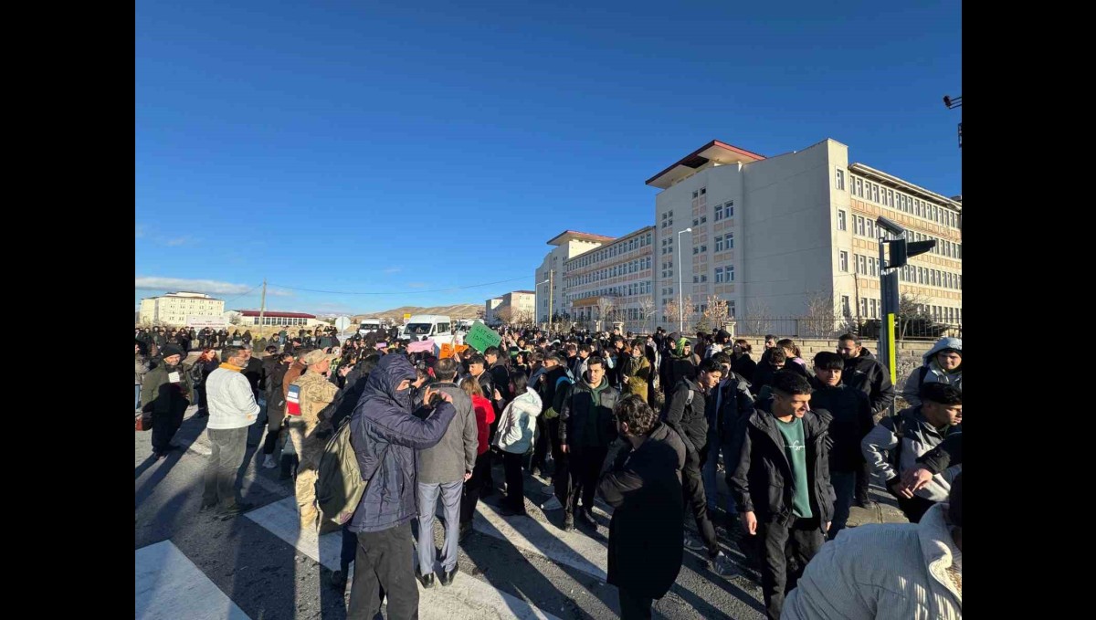 Van'da öğrenciler üst geçit için eylem yaptı