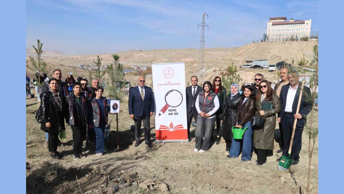 Van'da öğrenciler "Yeşil Vatan" için fidan dikti