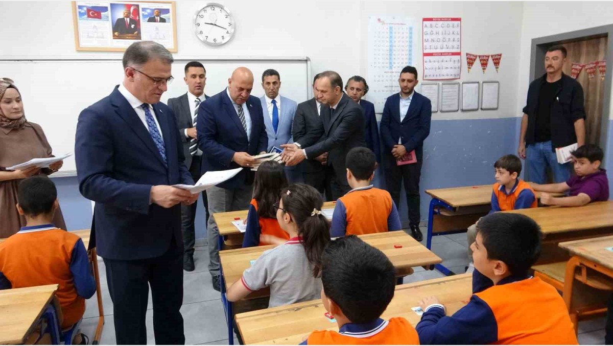 Van'da öğrencilerin karne heyecanı