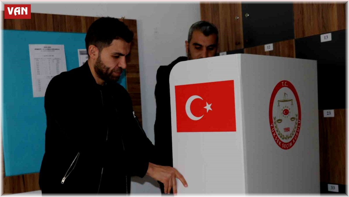 Van'da okullarda sandıklar kuruldu