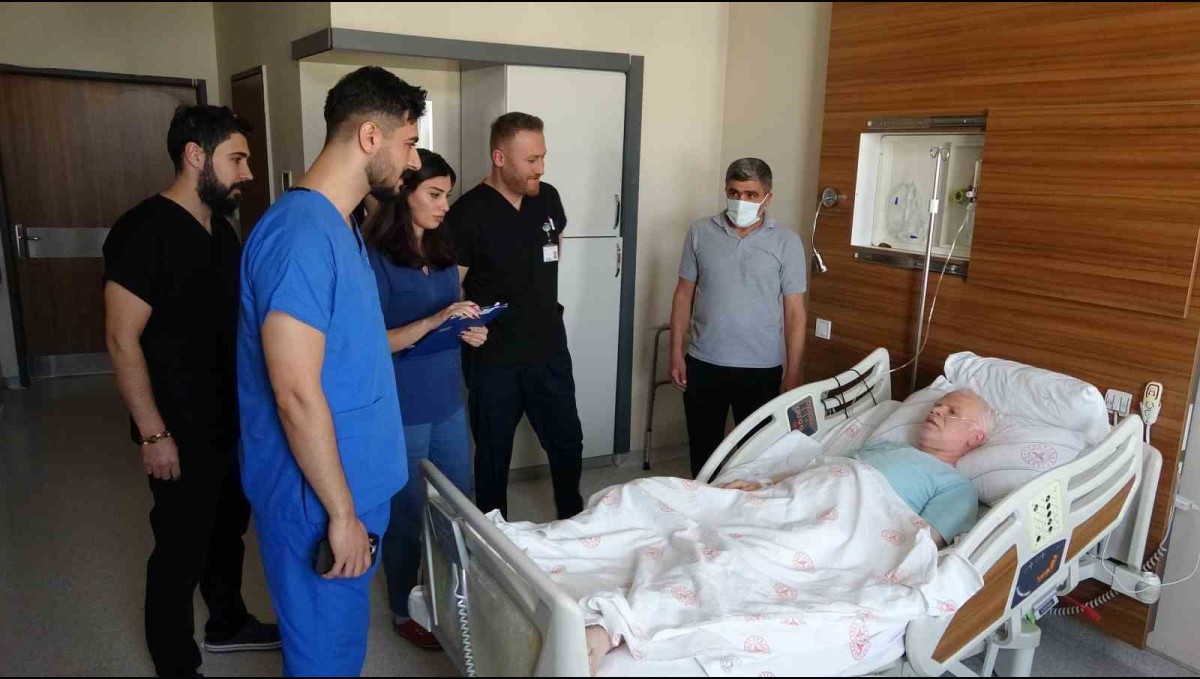 Van'da ölümcül damar yırtığı 15 kişilik ekip tarafından ameliyat edildi