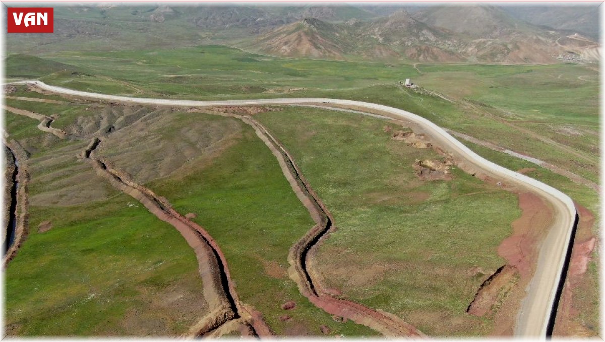 Van'da örülen duvarın uzunluğu 100 kilometreyi buldu