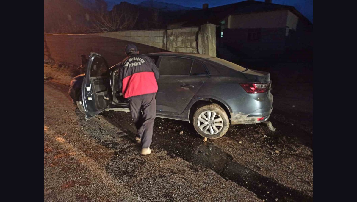 Van'da otomobil duvara çarptı: 3 yaralı