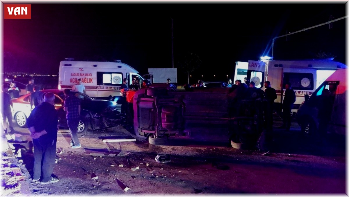 Van'da otomobil ile hafif ticari araç çarpıştı: 2 hafif yaralı