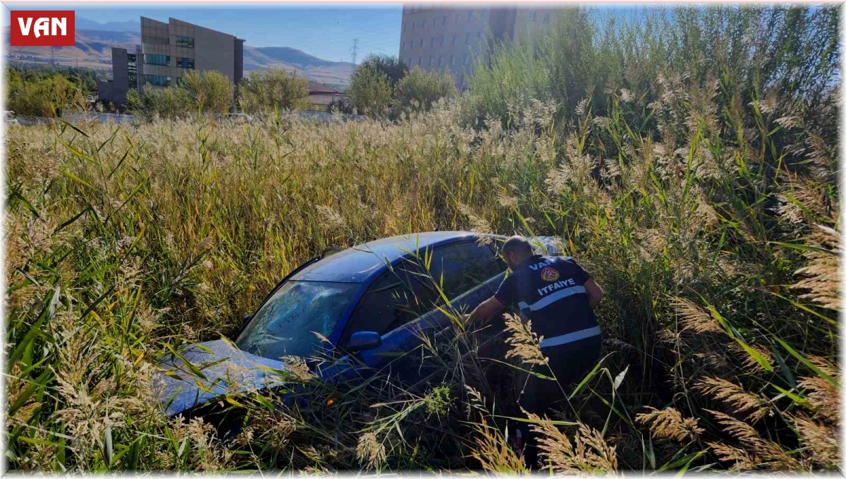 Van'da otomobil kontrolden çıktı: 3 yaralı