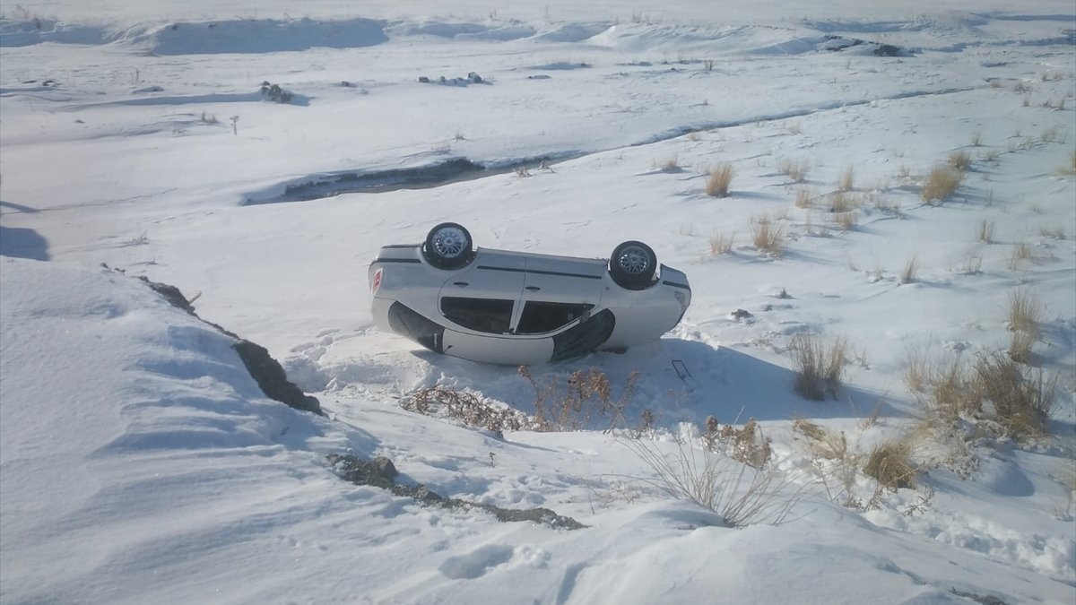 Van'da otomobil şarampole devrildi: 3 yaralı