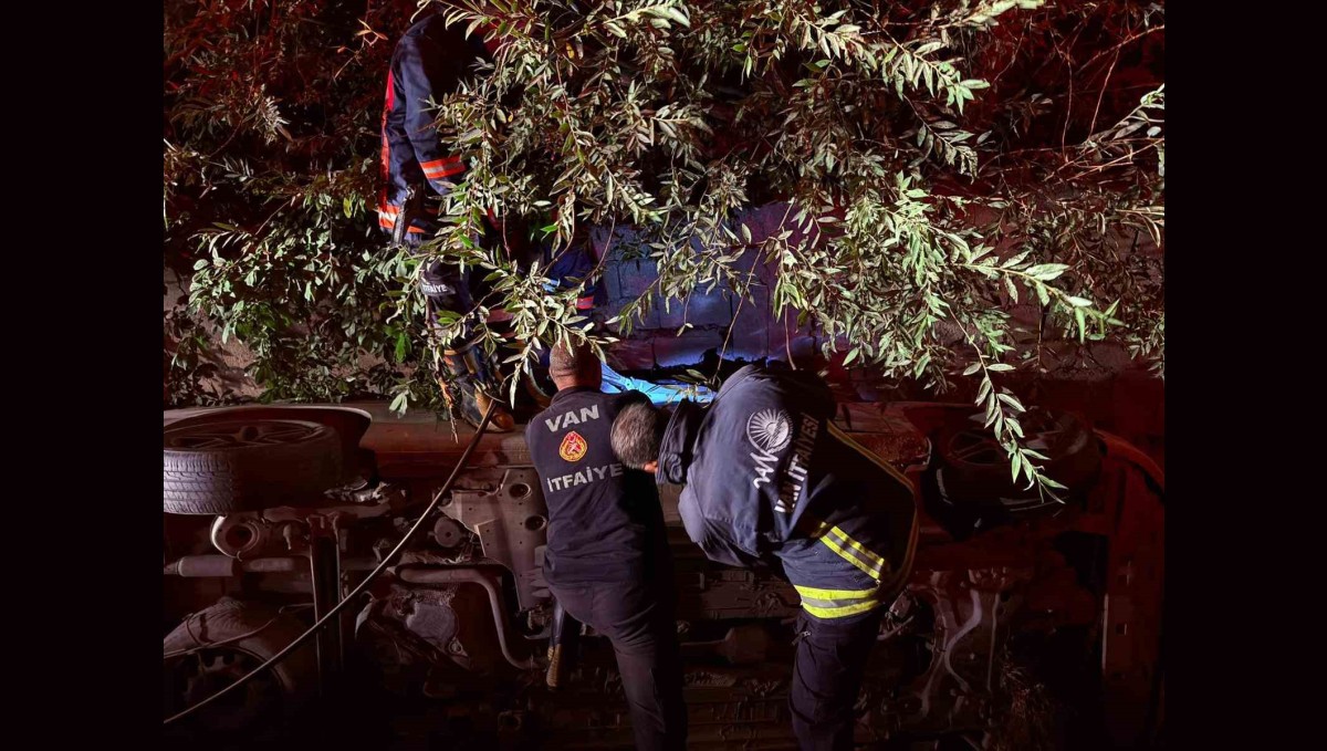 Van'da otomobil su kanalına düştü: 1 yaralı