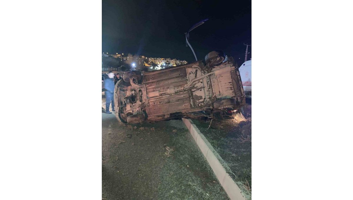 Van'da otomobil takla attı: 2 yaralı