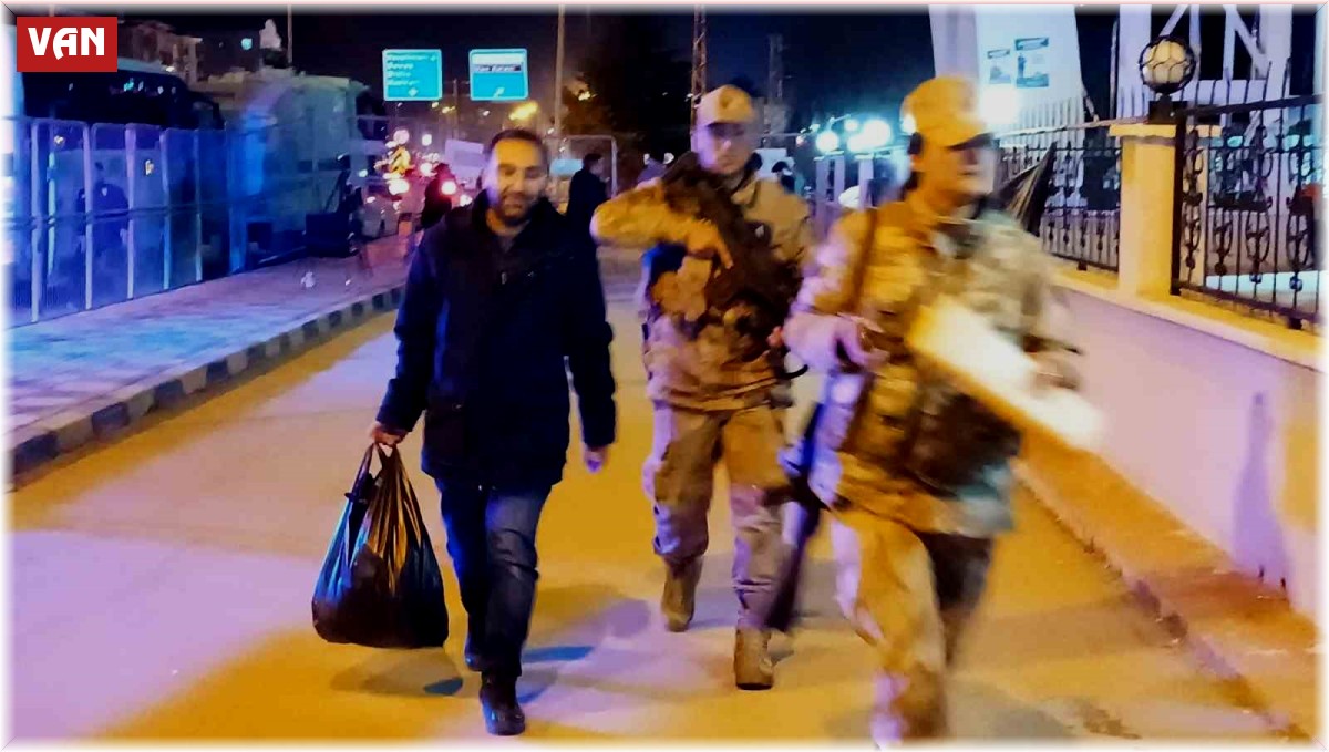 Van'da oy çuvalları seçim kuruluna getiriliyor