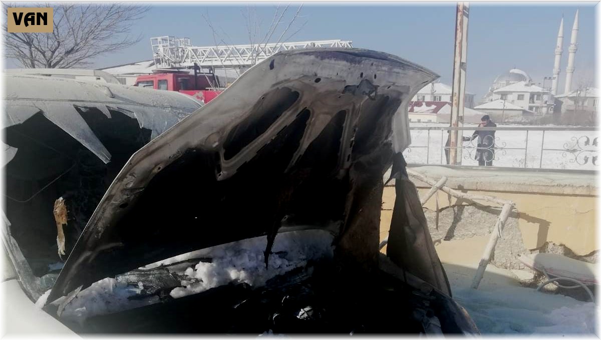 Van'da park halindeki 2 araç yandı