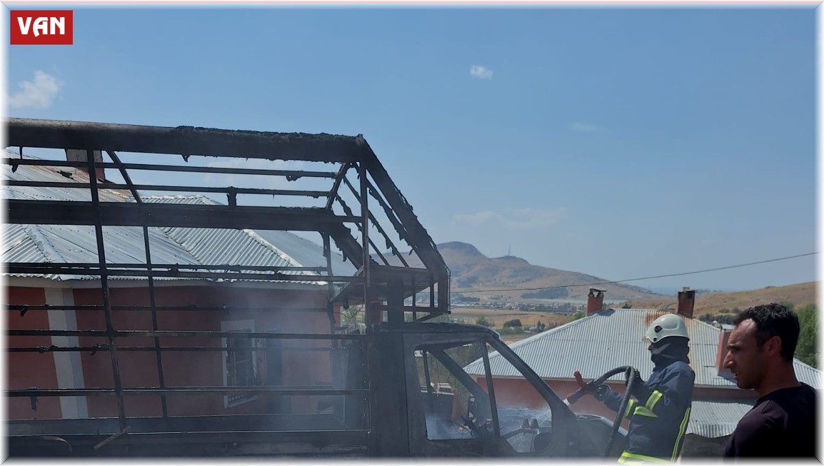 Van'da park halindeki kamyonet yandı