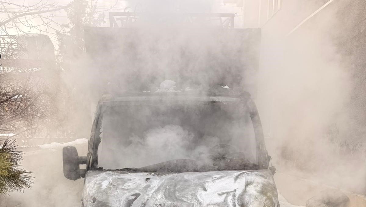 Van'da park halindeki kamyonet yandı