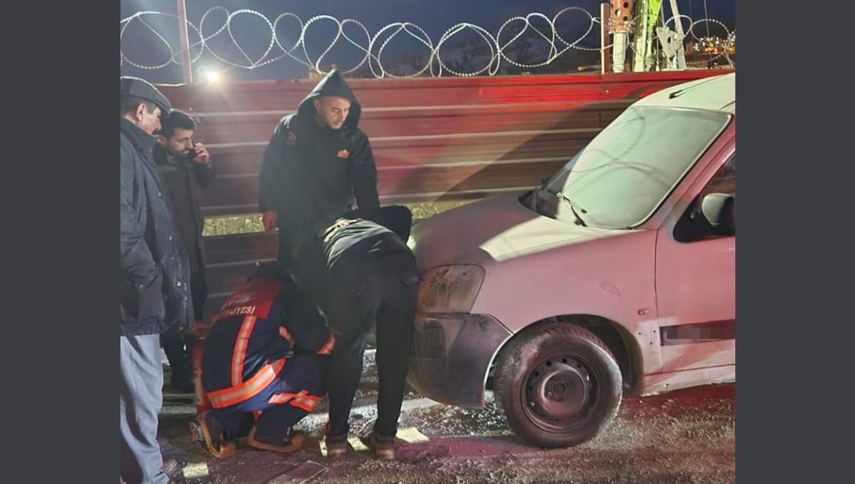 Van'da park halindeki kamyonette yangın