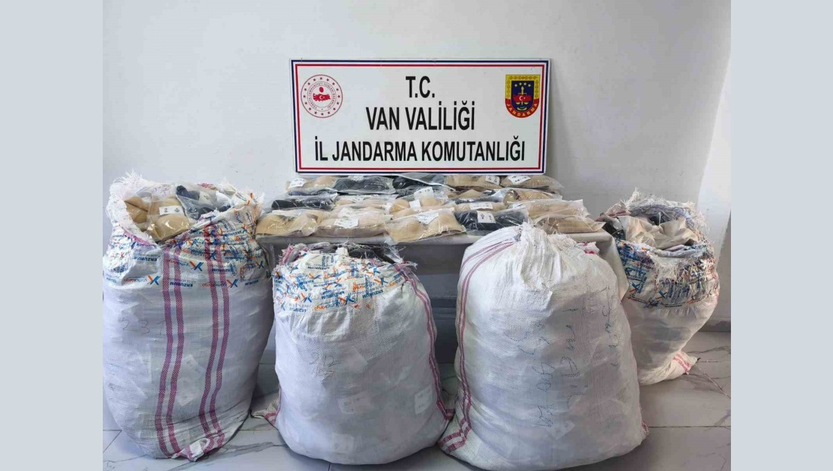 Van'da piyasa değeri yaklaşık 1 milyon 50 bin TL olan kaçak malzeme ele geçirildi