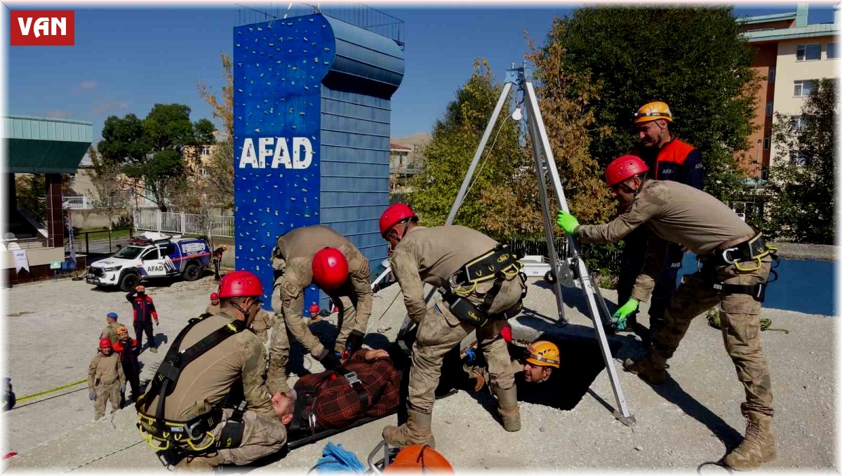 Van'da PÖH ve jandarmadan nefes kesen deprem tatbikatı