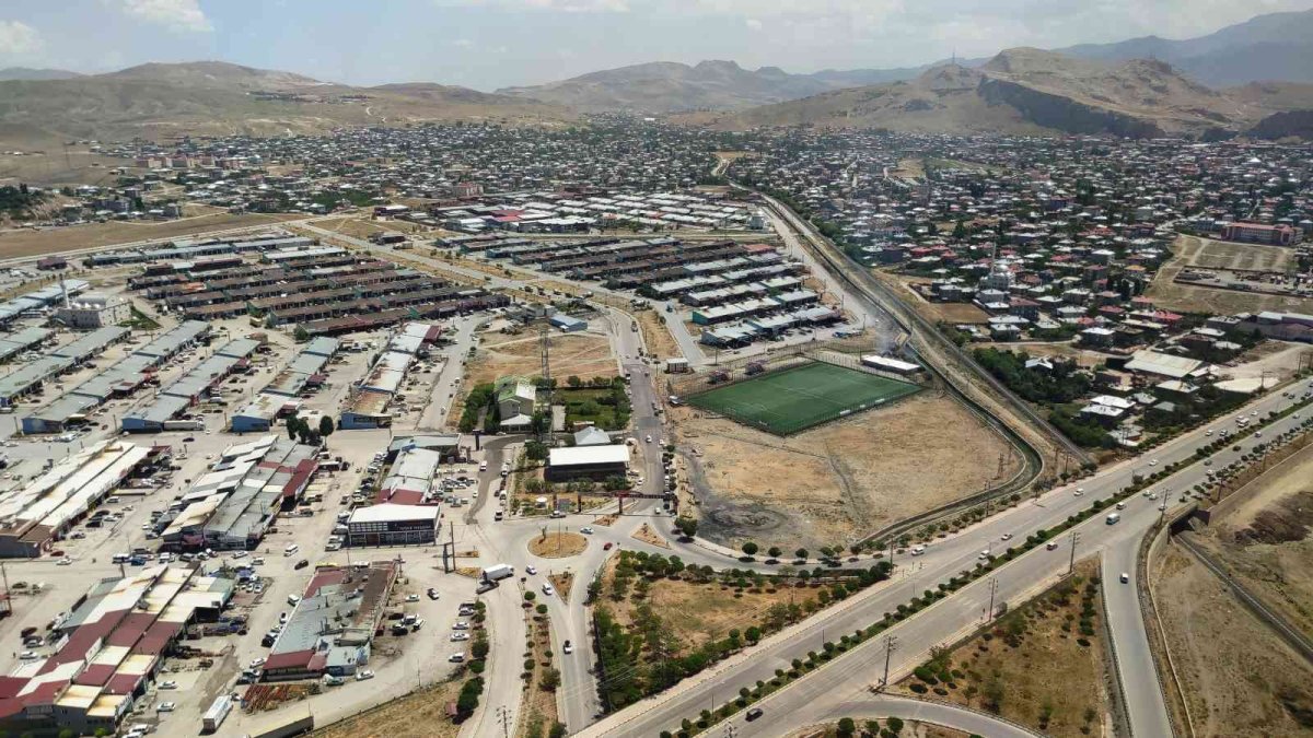 Van'da polisin havadan ve karadan denetimleri devam ediyor