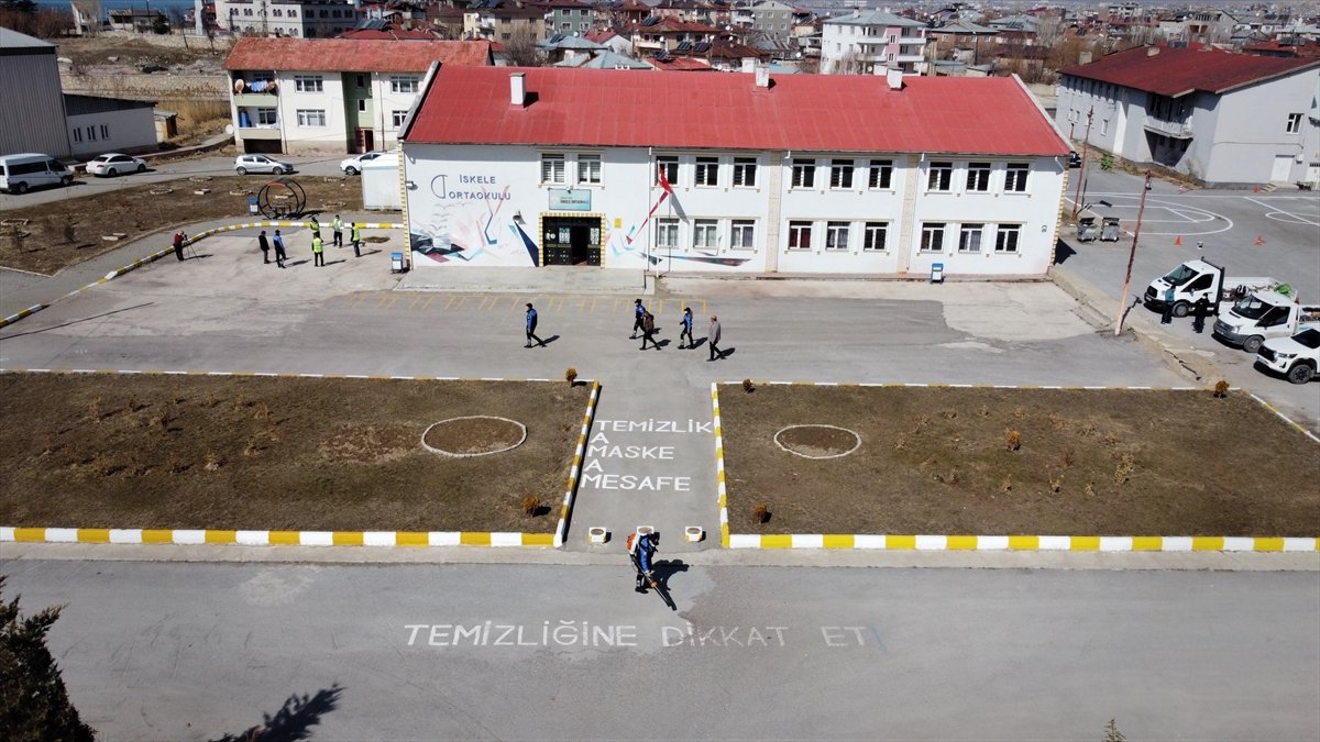 Van'da polisler okul bahçelerine sosyal mesafe uyarı işaretleri çizdi