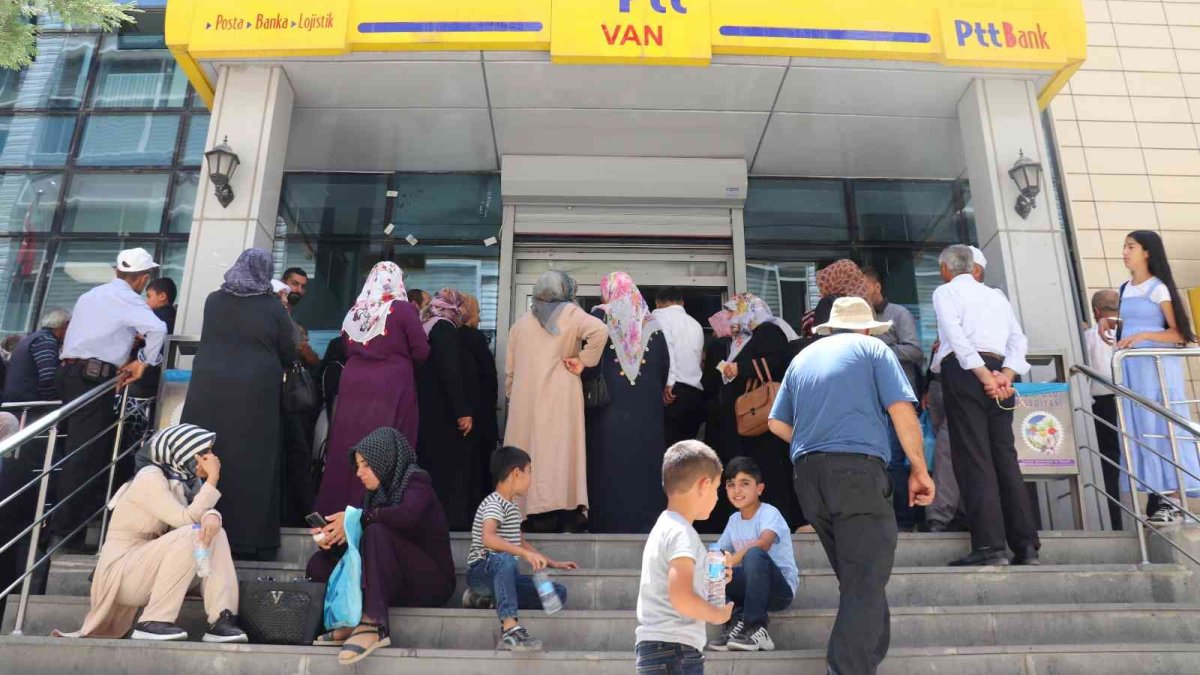 Van'da PTT önünde sıra bekleyen vatandaşlar uzun kuyruk oluşturdu