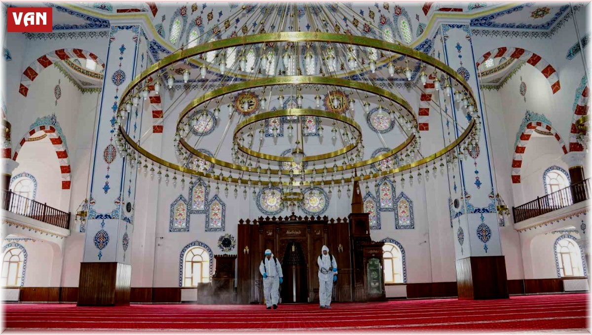 Van'da Ramazan ayı öncesi camilere gül suyu ile temizlendi