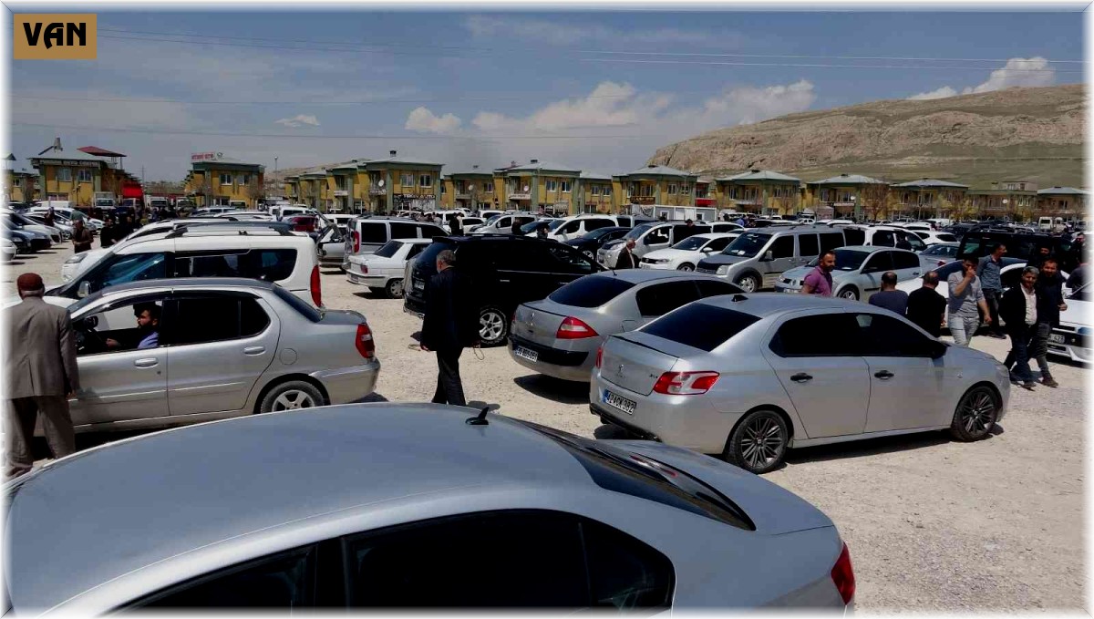 Van'da Ramazan Bayramı öncesi açık oto pazarında yoğunluk