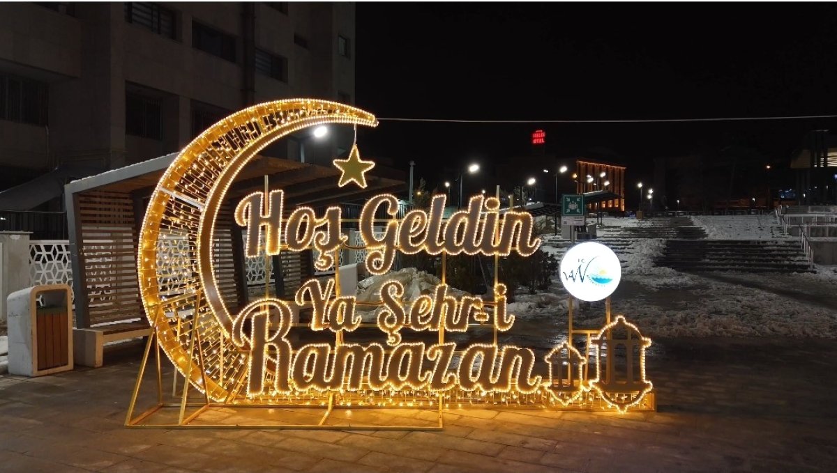 Van'da Ramazan ışıltısı: Kent meydanları görsel şölene dönüştü