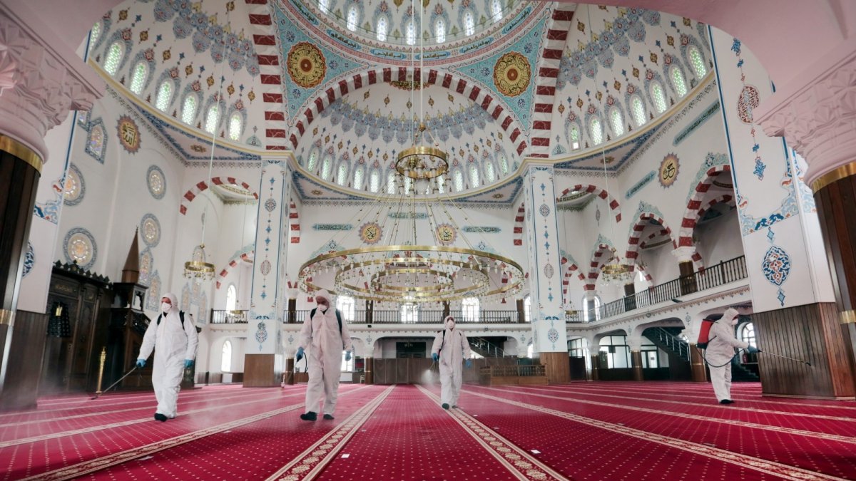 Van'da Ramazan öncesi camiler dezenfekte edildi