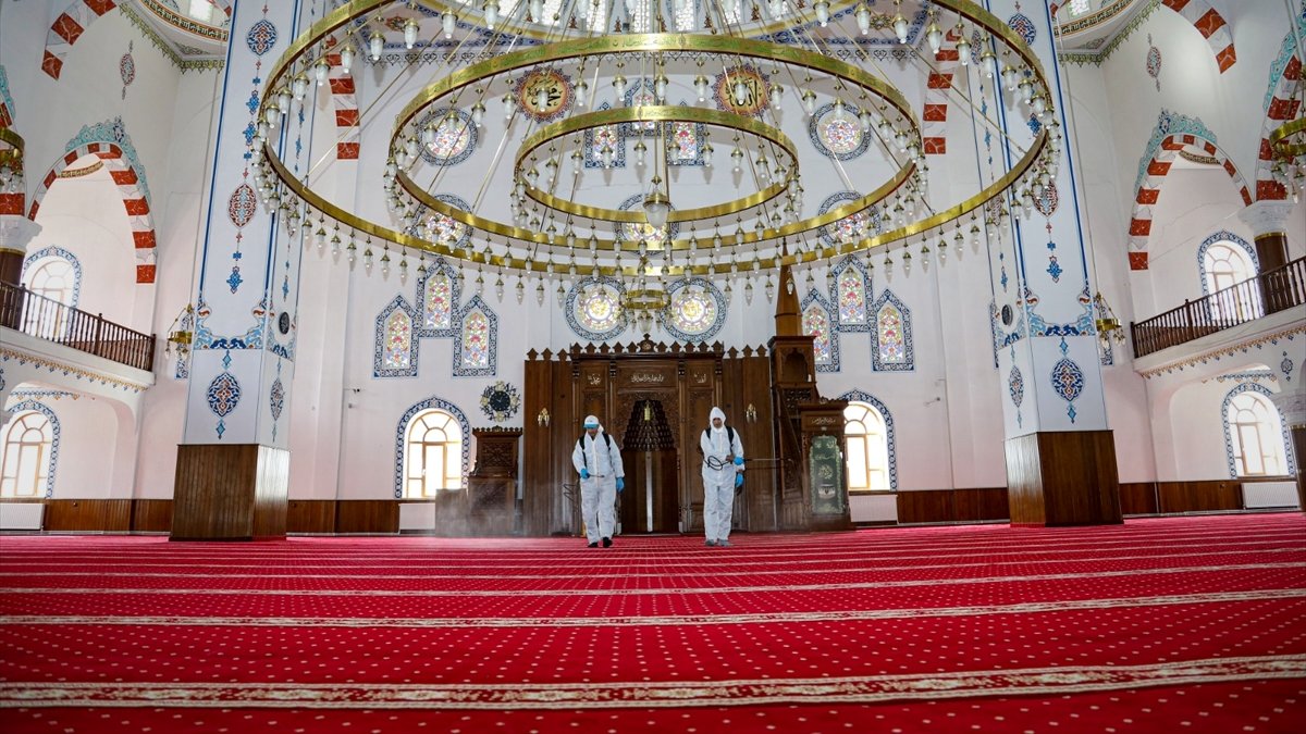 Van'da ramazan öncesi camiler temizlendi