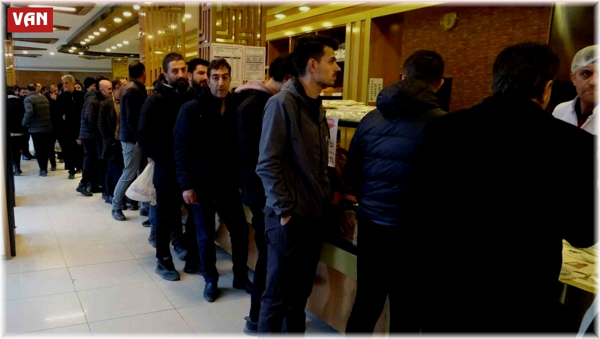 Van'da Ramazan pidesi kuyruğu