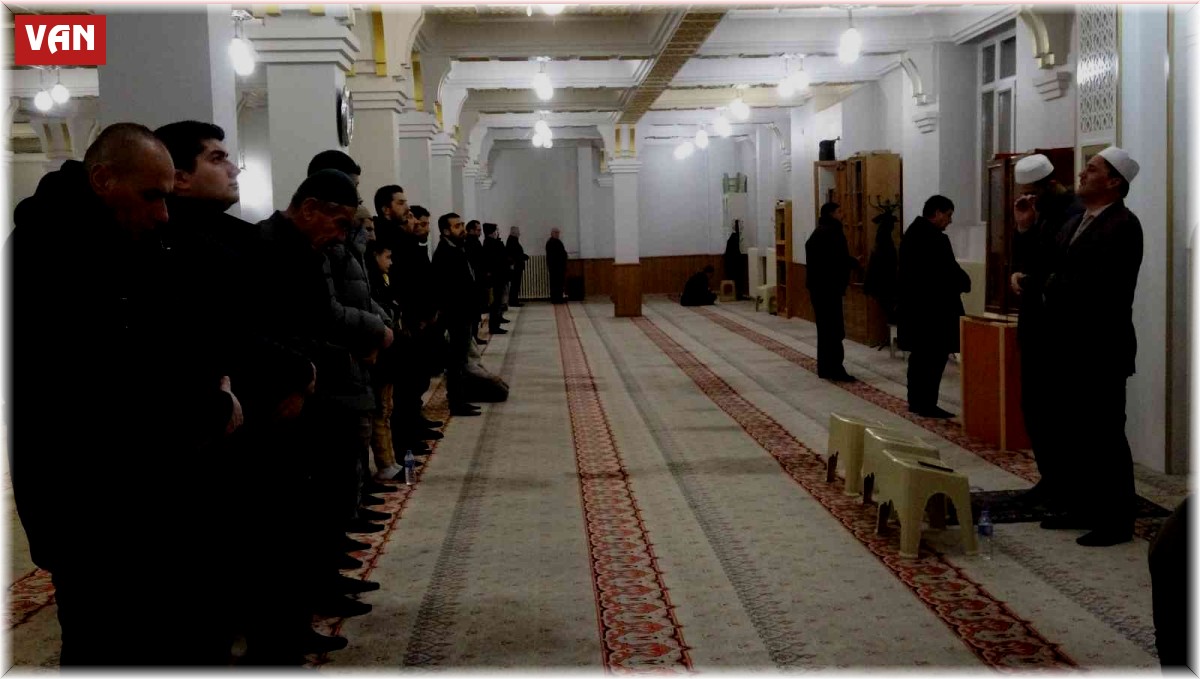 Van'da Regaip Kandili dualarla idrak edildi