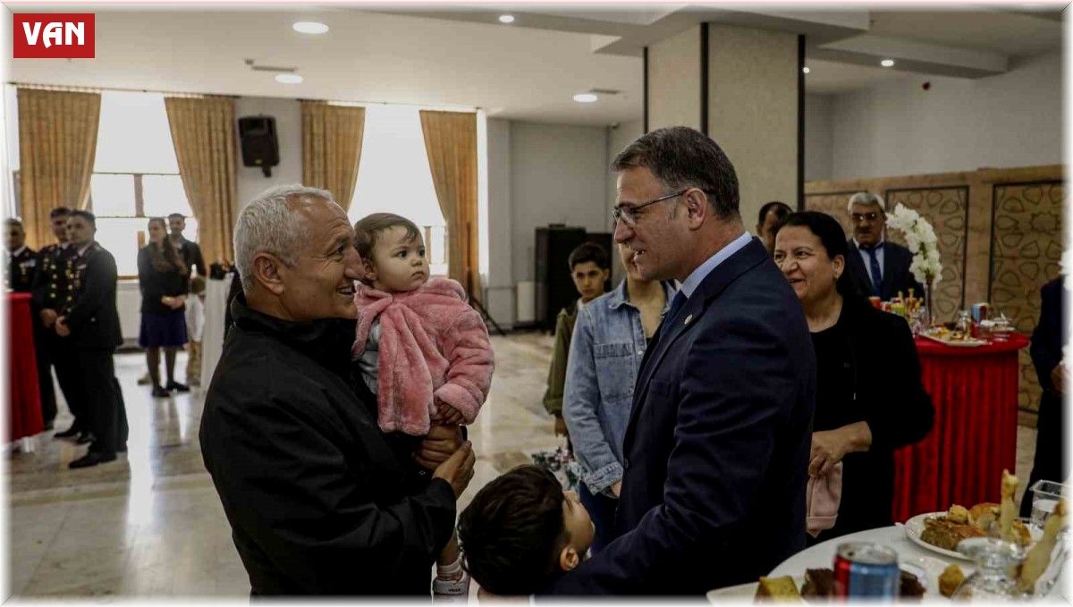 Van'da resmi bayramlaşma