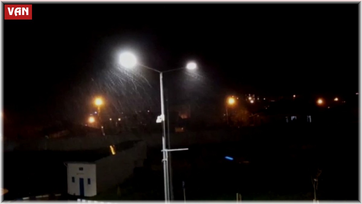 Van'da sağanak yağış etkili oldu, ev ve iş yerlerini su bastı