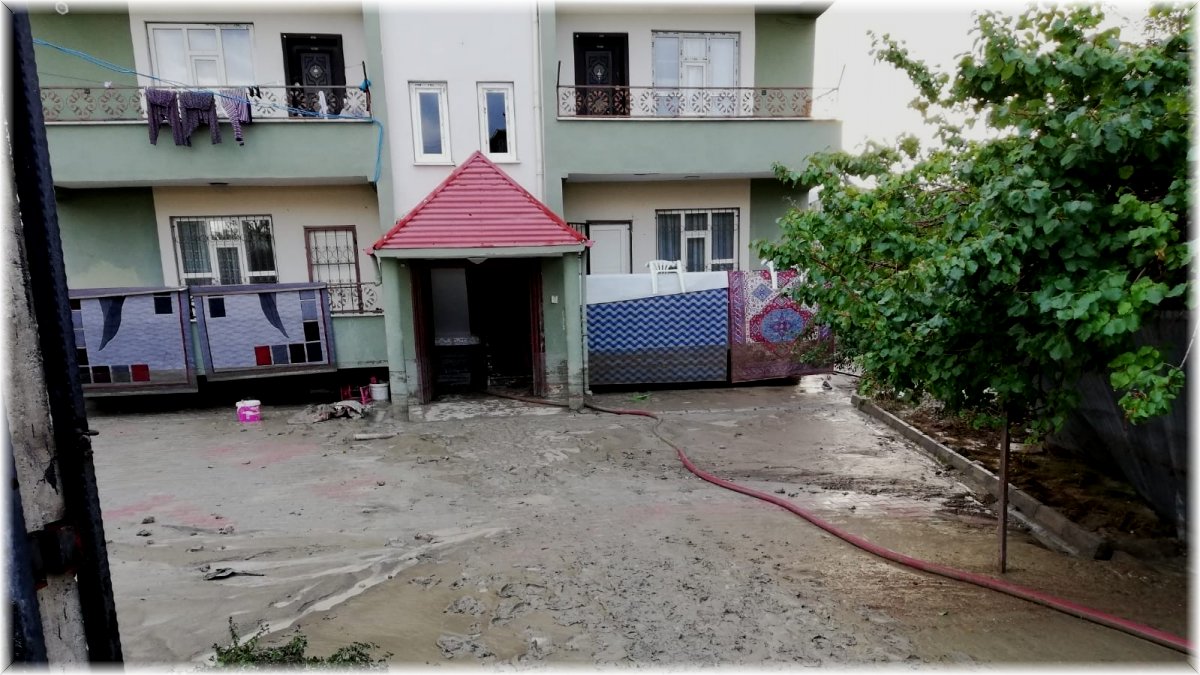 Van'da sağanak yağış su taşkınlarına neden oldu