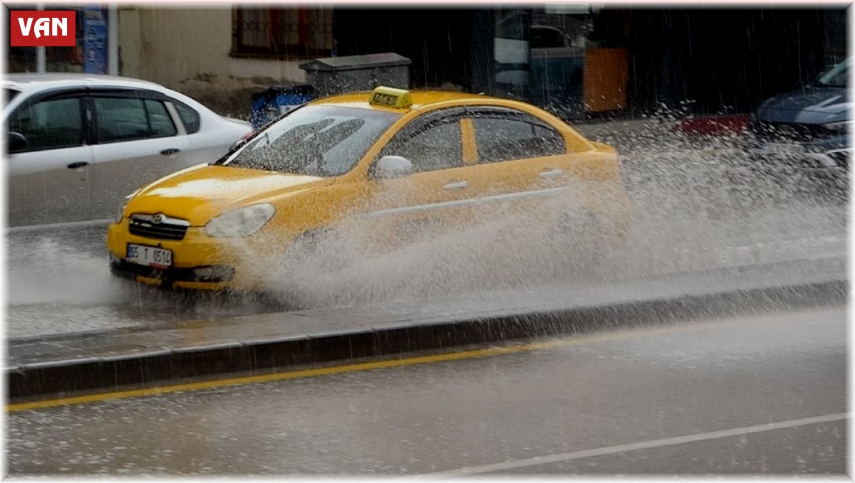 Van'da sağanak yağmur vatandaşları hazırlıksız yakaladı