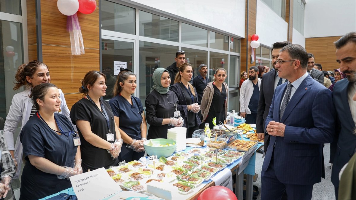 Van'da sağlık çalışanları ihtiyaç sahibi hastalar yararına kermes düzenlendi