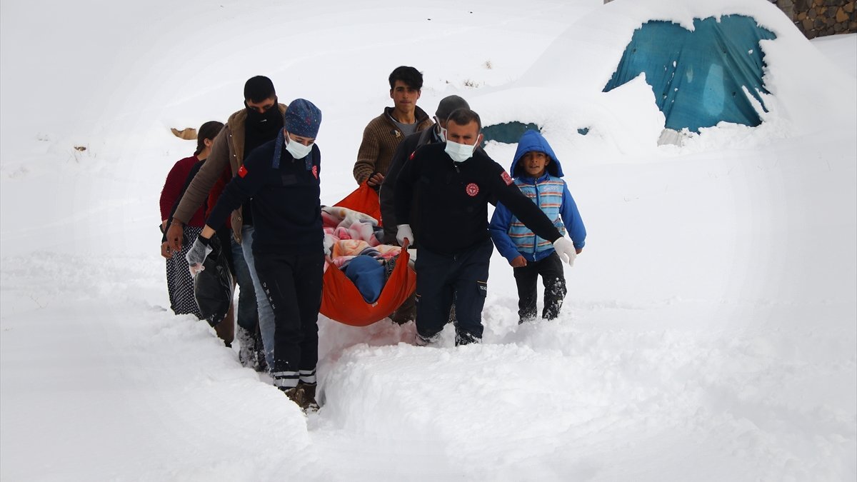 Van'da sağlık ekibi ambulansın kara saplanması üzerine hastaya yürüyerek ulaştı