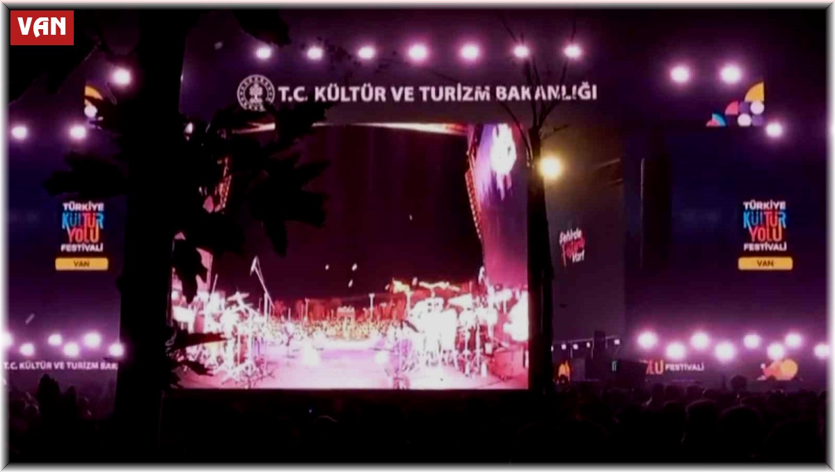 Van'da şarkıcı Bengü'nün konserinde pet şişe fırlatıldı