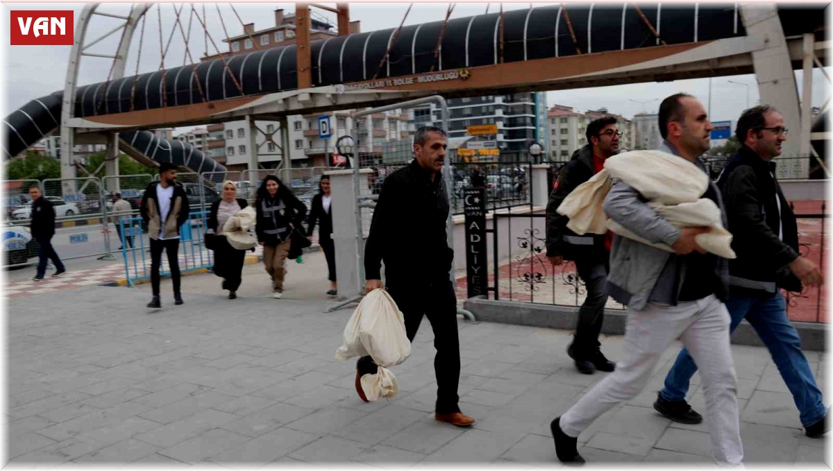 Van'da sayılan oylar İl Seçim Kurullarına getiriliyor