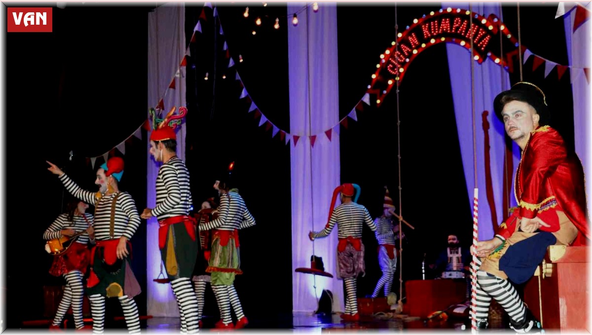 Van'da 'Scapin'in Dolapları' oyunu büyük beğeni aldı