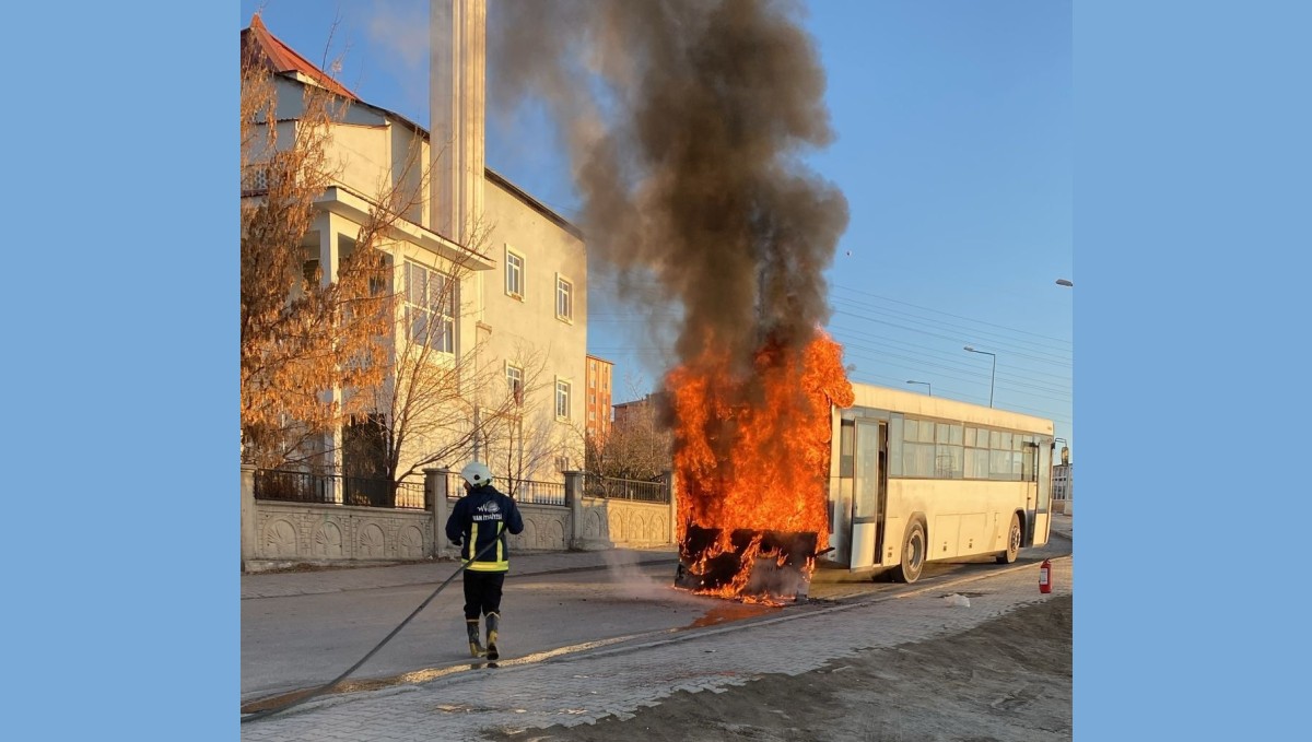 Van'da servis otobüsü alev alev yandı