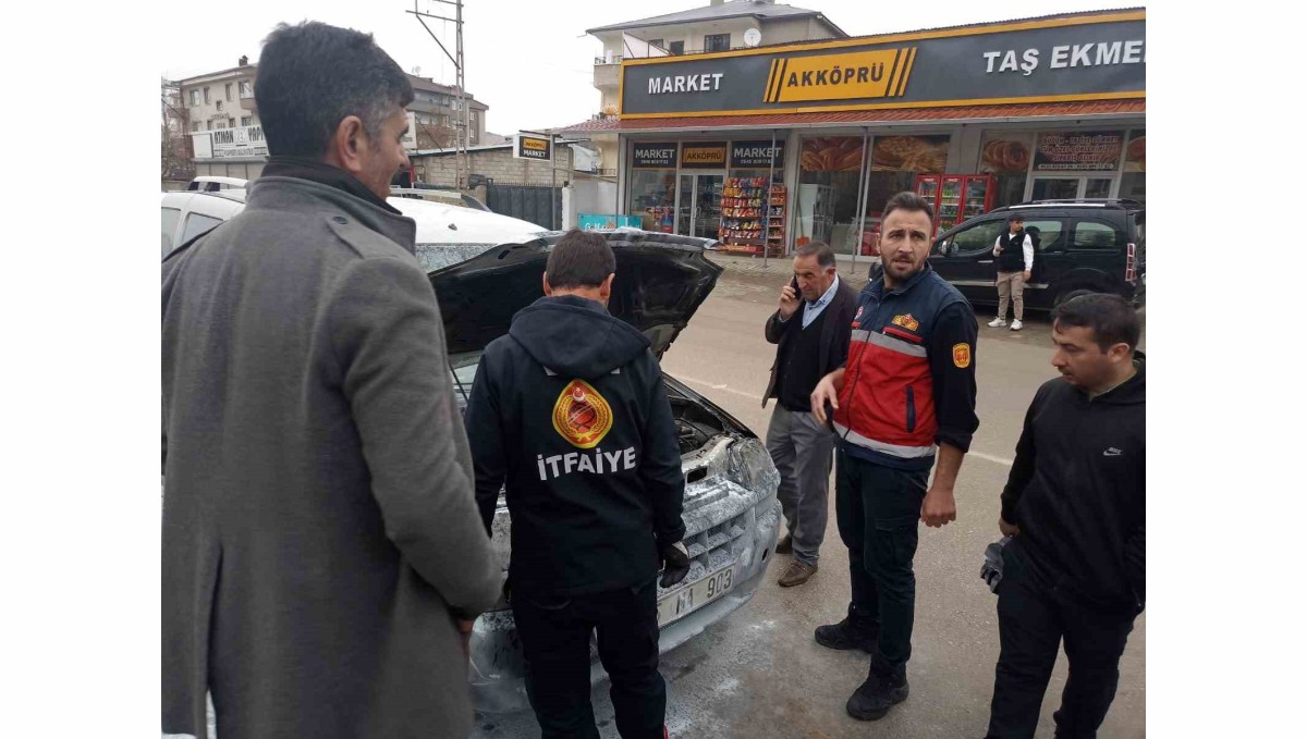 Van'da seyir halindeki aracın motoru yandı