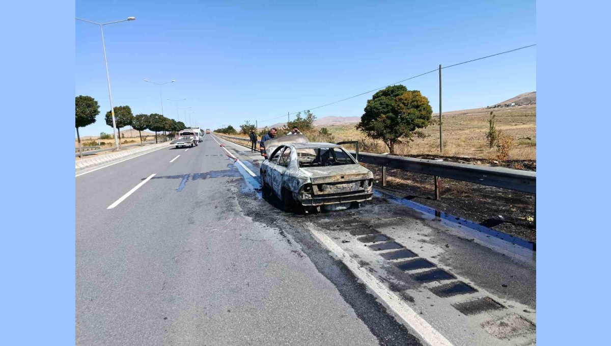 Van'da seyir halindeki İran plakalı otomobil alev alev yandı