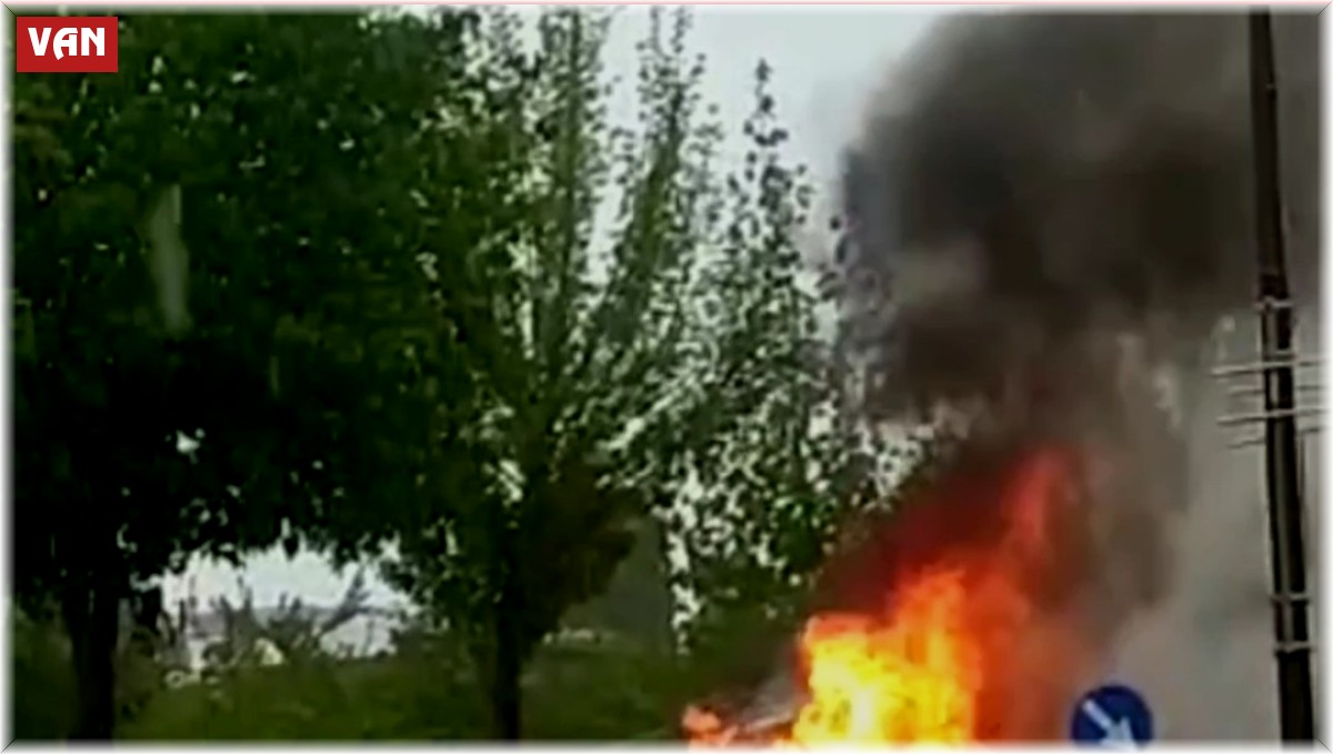 Van'da seyir halindeki minibüs alev alev yandı