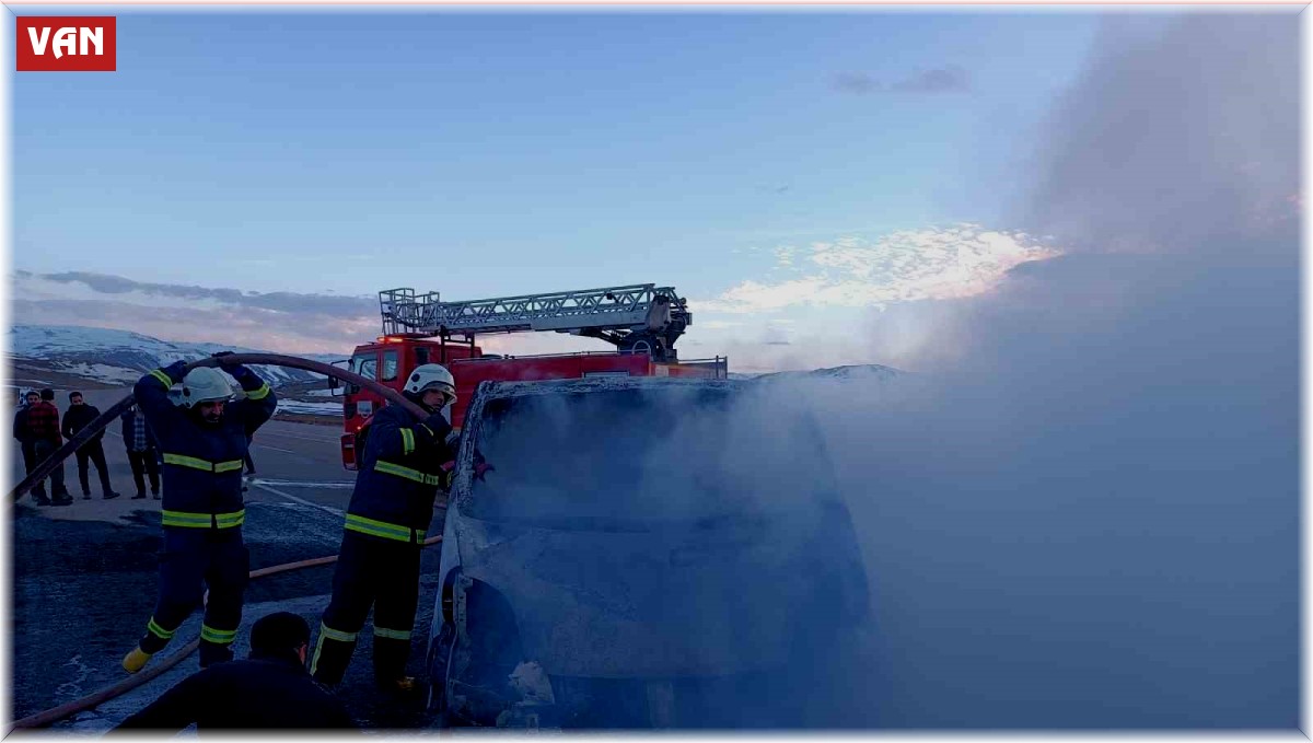Van'da seyir halindeki minibüs yandı