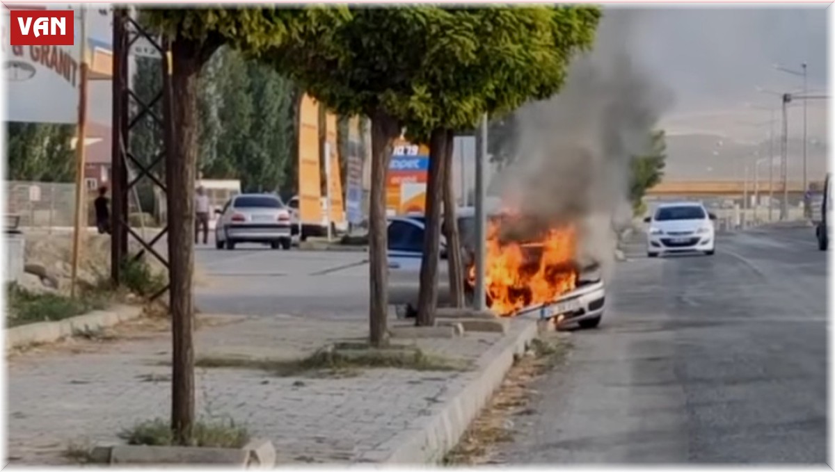 Van'da seyir halindeki otomobil alev alev yandı
